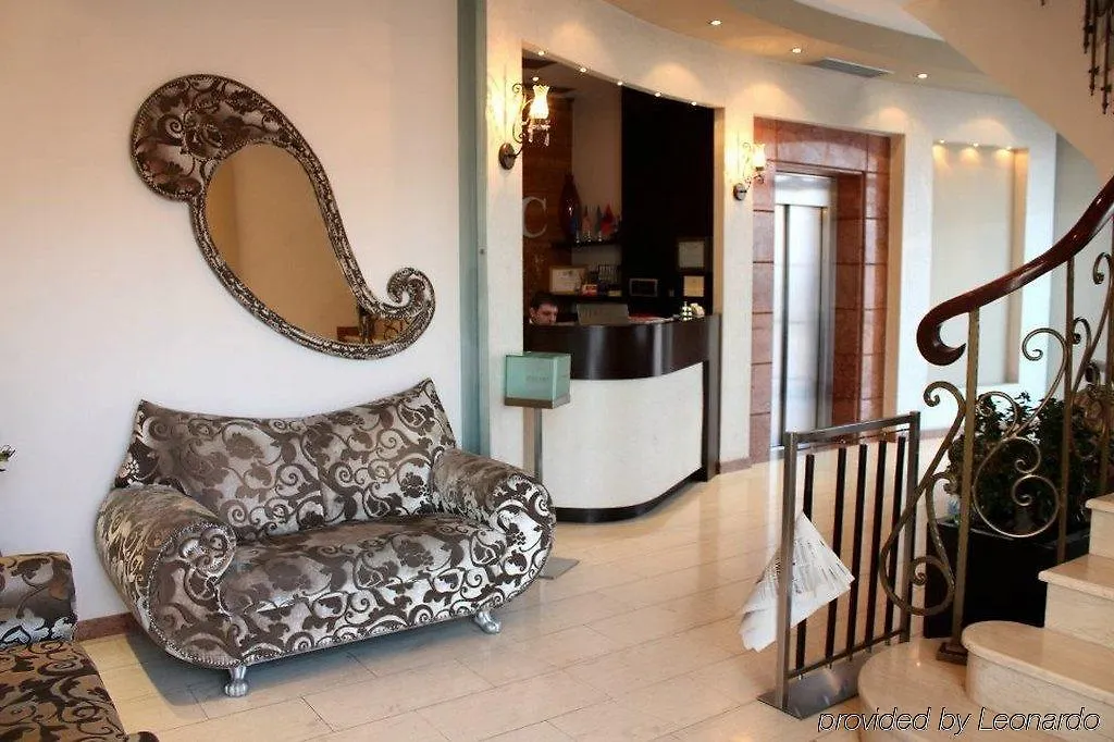 ****  Monarc Hotel Tirana Albánia